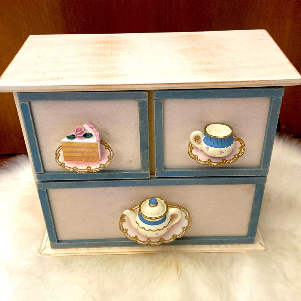 Absolutely cute shabby chic drawer storage